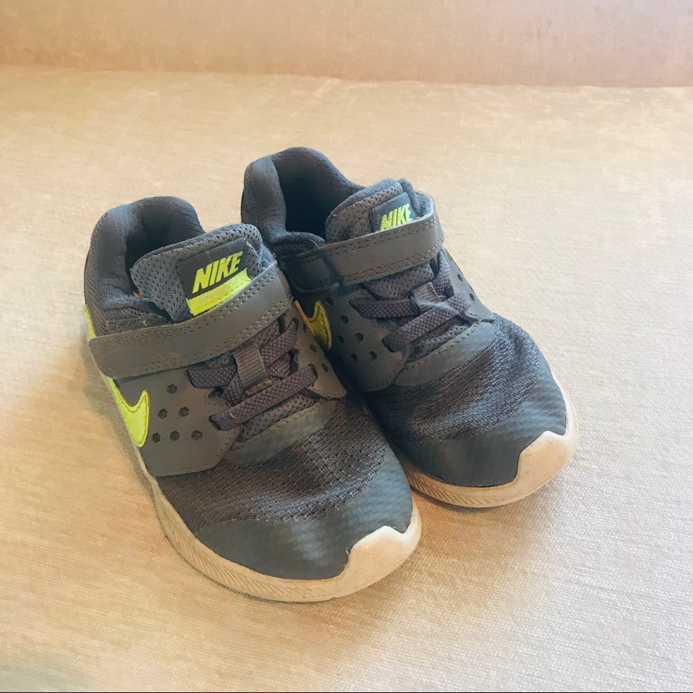 🆕 size 9 Toddler Nike Athletic Shoes (No Tie)